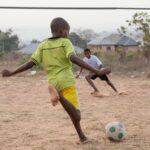 enfants-jouant-au-football