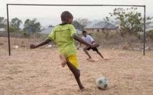 enfants-jouant-au-football