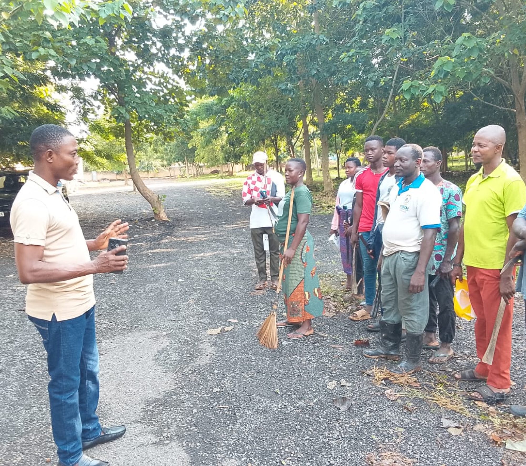 Dr Agbaguede Alassane s'dressant aux jeunes Kidjang
